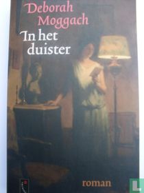 In het duister