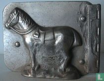 Paard met zadel