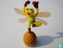 Libelle op dennenappel