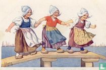 Drie Volendammer meisjes op de steiger