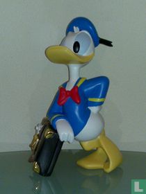 Donald Duck se penchant sur le tronc