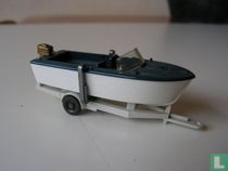 Motorboot op trailer