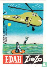Berging astronaut door helicopter