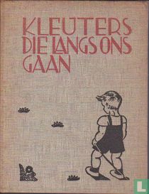 Kleuters die langs ons gaan 