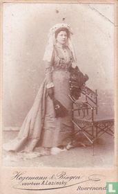 Dame en robe du dimanche, avec un éventail