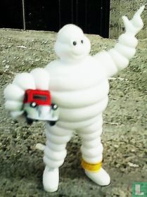 Bibendum, la mascotte de Michelin permanent avec voiture