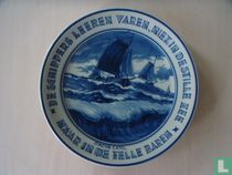 Bord met spreuk "De Schippers leren varen, niet in de stille zee. Maar in de felle baren."