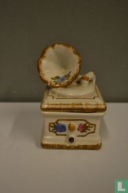 Jewelry box in the shape of gramophone player
