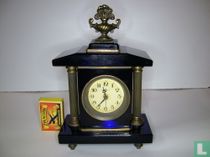 Klok met blauw glas/kristal