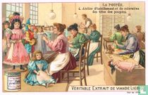 Atelier d'habillement et de coloration des têtes des poupées