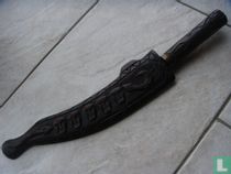 Machette dans un étui avec de belles sculptures