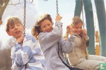 Drie kinderen op schommel