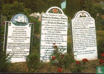 Alte Grabsteine auf dem Friedhof