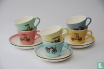 Tasses et soucoupes à chocolat impression voiture jaune clair, jaune foncé, rose, vert, bleu et gris