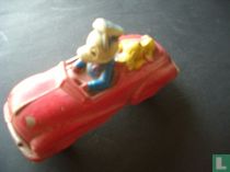 Donald Duck in rode roadster met Pluto achterop