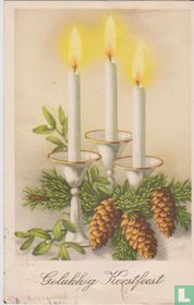 Gelukkig Kerstfeest - Drie kaarsen in kandelaars, sparrentakken, sparrenappels en mistletoe
