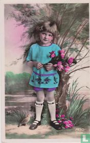 Hartelijk Gefeliciteerd - Meisje in blauwe jurk met bloemen voor palmboom en papagaai