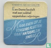 Een dame bestelt met een subtiel opgestoken wijsvinger