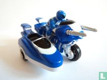 Blauer Ranger am Motorrad mit Beiwagen