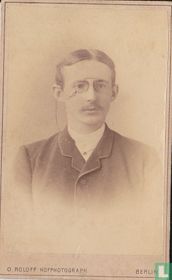Mann mitt brille