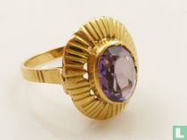 Gouden ring met paarse steen