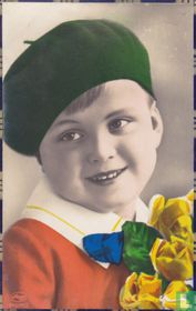 Verlegen kind met alpinopet en bloemen II