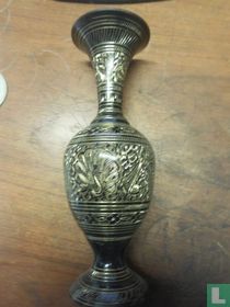 Vase mit Metalldesign