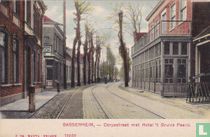 Dorpsstraat met hotel 't Bruine Paard