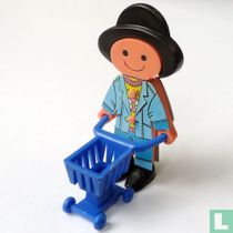 Jongen met winkelwagentje