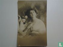 Fantasiekaart , jonge vrouw met bloemen.