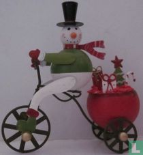 Driewieler met sneeuwpop erop