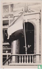 Vlag uit! Gemeentehuis Bussum 9 mei 1945