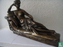 Bronzen beeld, vrouw op sofa