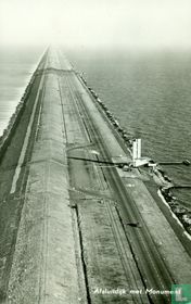 Afsluitdijk met Monument
