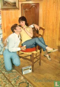 Hartelijk Gefeliciteerd - Jong stel luistert naar transistorradio