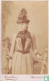Jeune femme avec chapeau de feutre