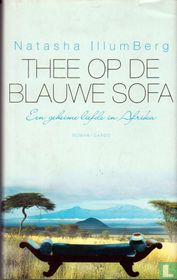 Thee op de blauwe sofa
