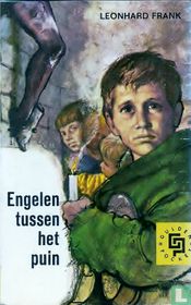 Engelen tussen het puin