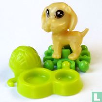 Chien avec un bol alimentaire