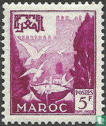 Fountain and pigeons
