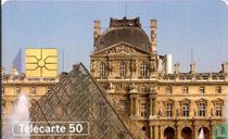 Pyramide du Louvre