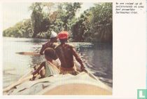 In een corjaal op de snelstromende en soms gevaarlijke Surinaamse rivier 
