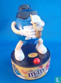 Blauwe M&M als Saxofonist