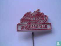 Grasbaanrace [rot auf weiß]