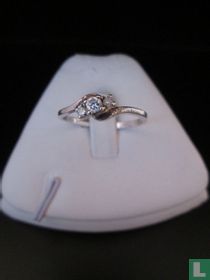 Zilveren Ring Met 3 Fijn Geslepen Zirkonia's 