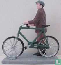Man naast herenfiets