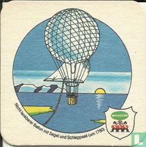Nicht lenkbarer Ballon mit Segel und Schleppseil (um 1780)