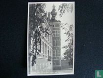 Kasteel Eysden van terzijde gezien, met slotvijver