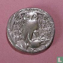 ATHENE Attica Tetradrachm stéphanophore (186-147 Av JC) (F + / VF)