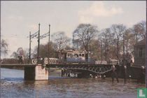 GVB motorwagen 350 passeert de oude Hortusbrug